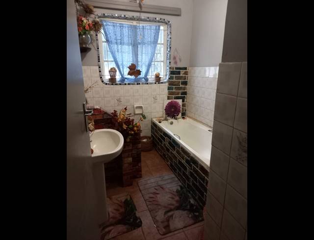 4 BEDROOM HOUSE FOR SALE IN QUEENSBURGH CENTRAL